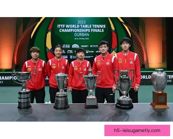 怀揣梦想并肩奖杯合影共创历史 怀揣梦想并肩奖杯合影共创历史